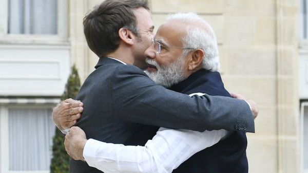 দেখা হতেই 'বন্ধু' মোদীকে বুকে টেনে নিলেন ম্যাকরঁ, ফ্রান্সের সঙ্গে সম্পর্কে নয়া মোড়?