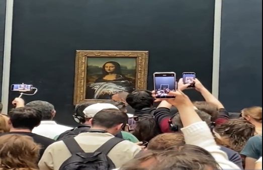 মোনালিসার উপর হামলা , কোনওমতে বাঁচল ভিঞ্চির বিখ্যাত সৃষ্টি