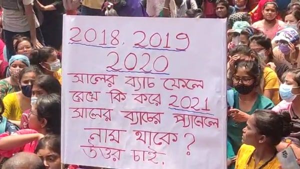 দ্বিতীয় দিনেও নার্সদের বিক্ষোভে উত্তাল স্বাস্থ্যভবন, SUCI-এর মিছিল ঘিরে ধুন্ধুমার