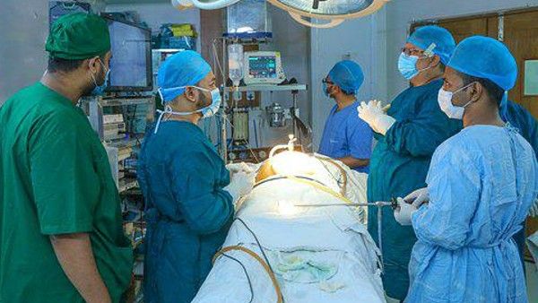 মহিলা গিলে খেলেন ৫৫টি ব্যাটারি, অস্ত্রোপচার করে বার করলেন চিকিৎসকরা