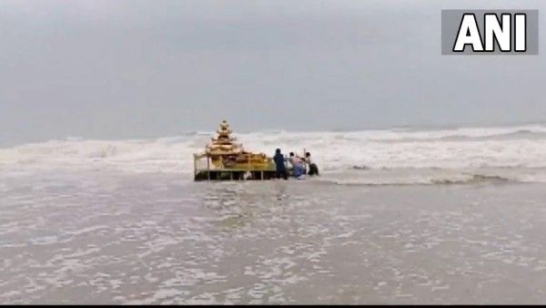 ঘূর্ণিঝড়ের দাপটের মাঝেই সমুদ্র থেকে ভেসে এল সোনালি রথ