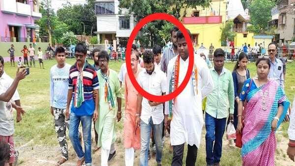 খাগরাগড়ের জালনোট কাণ্ডে ধৃতের সঙ্গে শাসক নেতাদের ছবি ভাইরাল! বিজেপির অভিযোগে সাফাই দিল তৃণমূল