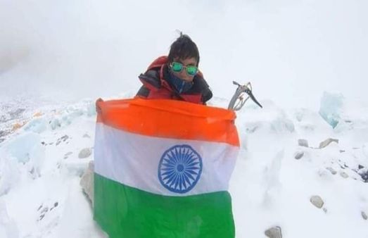স্বপ্ন সফল, আর্থিক কষ্টকে হারিয়ে অক্সিজেন ছাড়াই এভারেস্টের চূড়ায় বাঙালি শিক্ষিকা