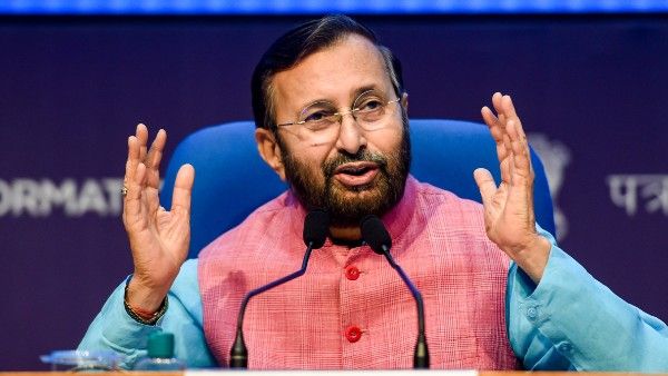 শ্যাম্পেন হাতে জাভড়েকরের ছবি 'ফাঁস' করে কংগ্রেস বলছে, এটা কে?