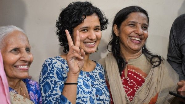 UPSC Topper 2021: জেএনইউতে পোস্ট গ্র্যাজুয়েশন-জামিয়া'তে কোচিং! কে এই শ্রুতি শর্মা?