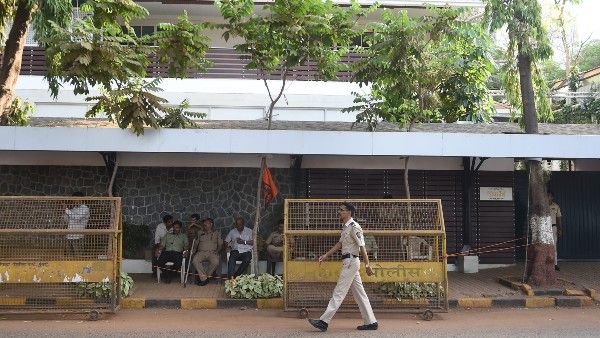 মসজিদের বাইরে হনুমান চালিসা পাঠ, কড়া নিরাপত্তা মোতায়েন রাজ ঠাকরের বাড়ির বাইরে