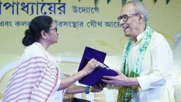 ‘কবি প্রণাম' অনুষ্ঠানেই মমতার হাতে 'বড় পুরস্কার' বাংলা অ্যাকাডেমির! খুশি নেত্রী