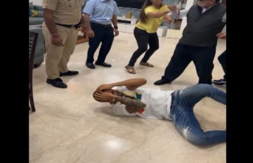 আইপিএল থেকে খালি হাতে ফিরল ছেলে, শিখরকে ফেলে পেটালেন বাবা