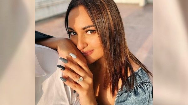 আঙুলে হিরের আংটি, মুখে লাজুক হাসি, বাগদান পর্ব কি সেরে ফেললেন শত্রুঘ্ন–কন্যা সোনাক্ষী?‌