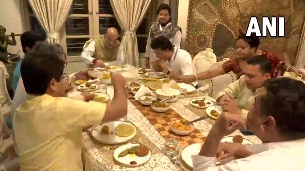 বিজেপি নেতা পরিবেষ্টিত হয়ে শাহের সঙ্গে এক টেবিলে নৈশভোজ, কীসের বার্তা মহারাজের