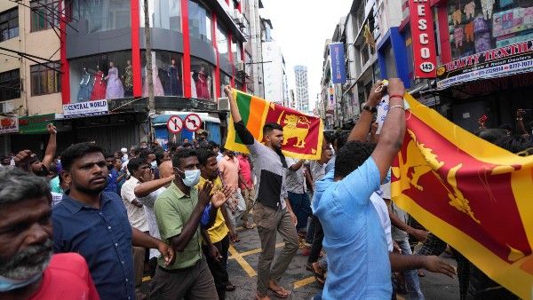 নেতার বাড়িতে আগুন, সংঘর্ষে মৃত্যু ৮ জনের শ্রীলঙ্কার পরিস্থিতি নিয়ে দশটি গুরুত্বপূর্ণ পয়েন্ট