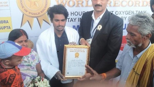 নিজেকে ছয় ঘণ্টা অক্সিজেন ছাড়াই গঙ্গার নিচে রেখে সাঁতারু মুকেশ গুপ্ত জলের নীচে রেকর্ড গড়েছেন