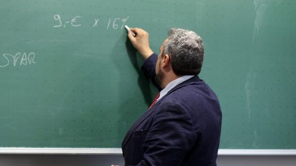 নিজের জায়গায় অন্য কাউকে ভাড়া করে এনে পড়ানো, বরখাস্ত প্রধান শিক্ষিকা