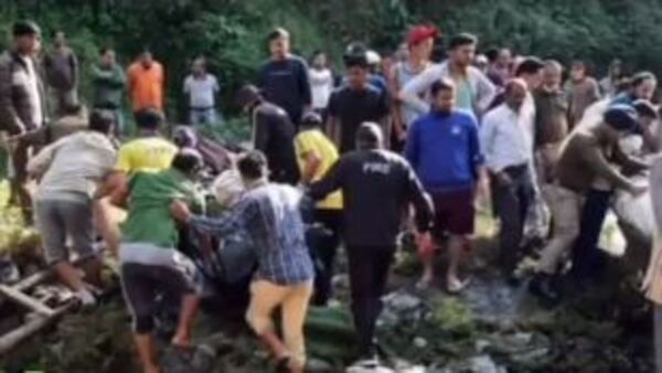 জম্মু–কাশ্মীরে ভয়বাহ বাস দুর্ঘটনায় নিহত ৯ জন, আহত ৮, চলছে উদ্ধার কাজ