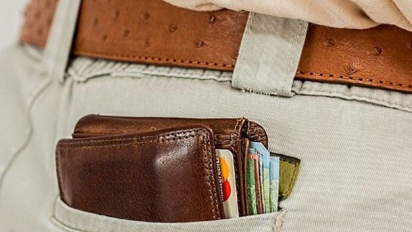 ভুলেও এই জিনিসগুলি পার্সে রাখবেন না, না হলে মা লক্ষ্মী রাগ করবেন