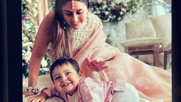 হাত ও পা দিয়ে ভারসাম্য রাখার চেষ্টা, বিশ্ব যোগা দিবসে করিনা–পুত্রের সোয়াগ দেখে অবাক নেটিজেন