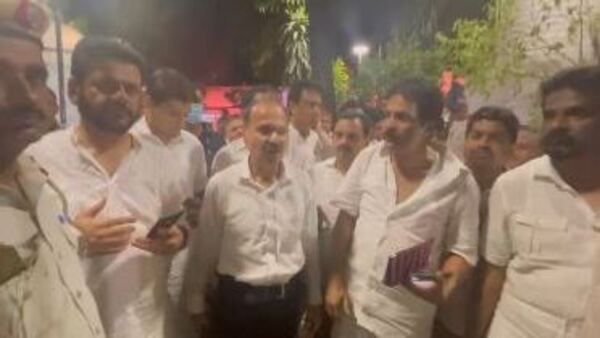 রাত ১১টার পরেও আটক অধীর-সহ অন্যরা! পুলিশের টানা-হেচড়ায় পাঁজরের হাড় ভেঙেছে চিদাম্বরমের, অভিযোগ কংগ্রেসের