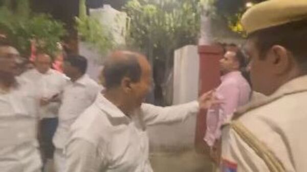 থানায় আটকে মারধরে অভিযোগ কংগ্রেস নেতাদের! মধ্যরাতের পরে মুক্ত অধীর-সহ অন্য নেতারা