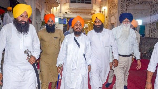 'শিখদের অস্ত্রের প্রশিক্ষণ প্রয়োজন', অকাল তখত নেতার মন্তব্যে ঘিরে জোর বিতর্ক