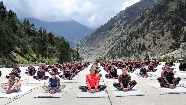 শান্তি ও মানবতার জন্য যোগ দিবসে সামিল কেন্দ্রীয় মন্ত্রী থেকে সীমান্তরক্ষীরা
