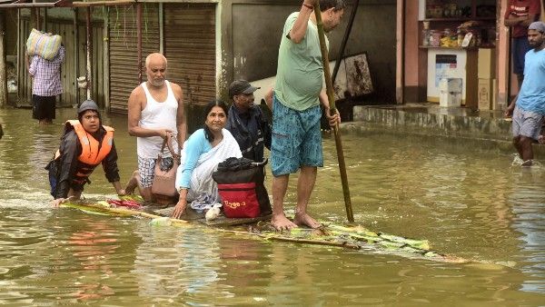অসমে বন্যা পরিস্থিতি ভয়াবহ, প্লাবিত রাজধানী গুয়াহাটি সহ বড় এলাকা