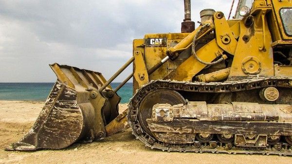 গাড়ি বা ঘোড়া নয়, বর বিয়ে করতে এলেন বুলডোজার চেপে, অবাক নববধূ