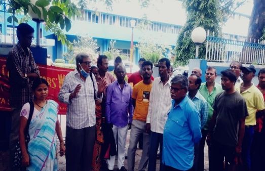 বন্ধ মিলেনিয়াম পার্ক, খেতে না পাওয়া শ্রমিকদের হয়ে পথে সংগঠন