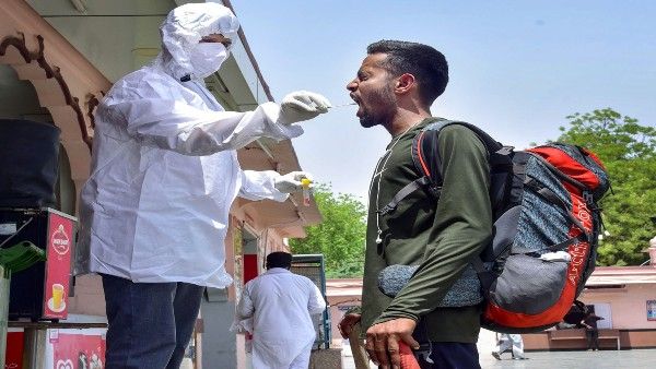 বাংলায় দৈনিক করোনা সংক্রমণ কমে একেবারে ৫০০-র নীচে! কমল সক্রিয়ের সংখ্যাও