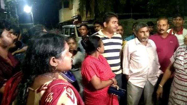 বর্ষা শুরু হতে না হতেই জমা জলে মরণফাঁদ KMC এলাকায়! হরিদেবপুরে তড়িদাহত হয়ে মর্মান্তিক পরিণতি স্কুল ছাত্রের