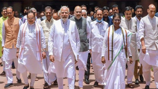 মুখ্যমন্ত্রী মমতা পাহাড়ে পা রাখতেই শিলিগুড়িতে দ্রৌপদী মুর্মু! নজরে উত্তরবঙ্গ