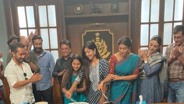 ‘দৃশ্যম ২’ ছবির শুটিং শেষ হওয়ার পর আনন্দে মেতেছেন কলাকুশলীরা, ভাইরাল ছবি