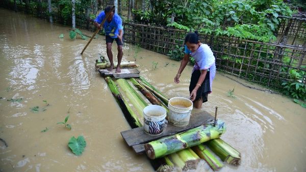 অসমে বন্যা ও ভূমিধসে মৃতের সংখ্যা বেড়ে ৮১, গুয়াহাটিতে ভারি বৃষ্টির সতর্কতা জারি