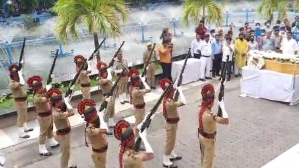 গান স্যালুটে রবীন্দ্রসদনে শেষ ‘‌আলবিদা’, কে কে–এর মরদেহ নিয়ে বিমানবন্দরের উদ্দেশ্যে পরিবার