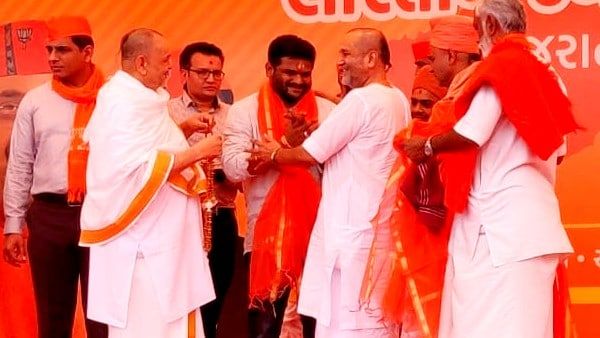 হাত ছাড়লেন হার্দিক , সহস্তে তুলে নিলেন পদ্মের পতাকা