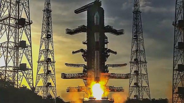 ইসরোর মুকুটে নয়া পালক! সিঙ্গাপুরের তিনটি উপগ্রহ নিয়ে যাত্রা করল পিএসএলভি