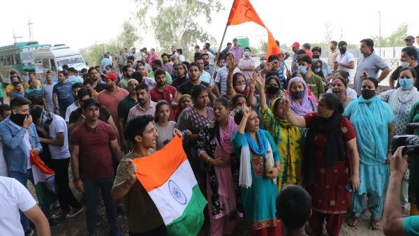 জঙ্গিদের গুলিতে পরপর পণ্ডিত হত্যা কাশ্মীরে, উপত্যকা ছেড়ে পালাচ্ছেন হিন্দুরা