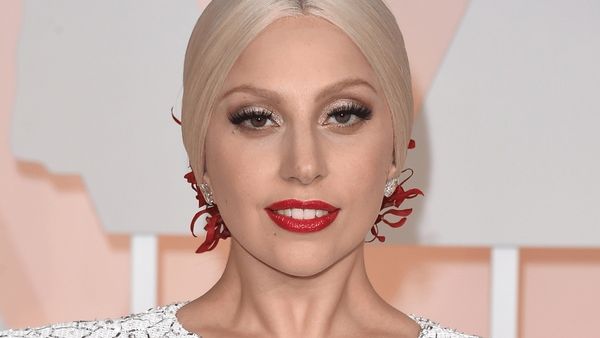 জেনিফার অ্যানিস্টন থেকে মাইলি সাইরাস কীভাবে যোগাসন করে নিজেদের ফিট রাখেন, জেনে নিন