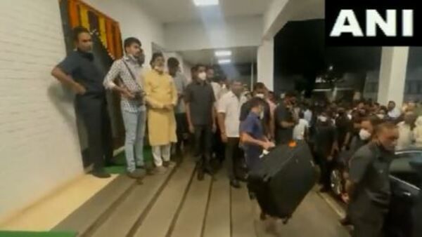 উদ্ধবের সঙ্গে বৈঠকে একনাথকে মুখ্যমন্ত্রী করার প্রস্তাব শরদের ! পাল্টা শিবসেনাকে 'অস্বাভাবিক' জোট ছাড়ার ডাক