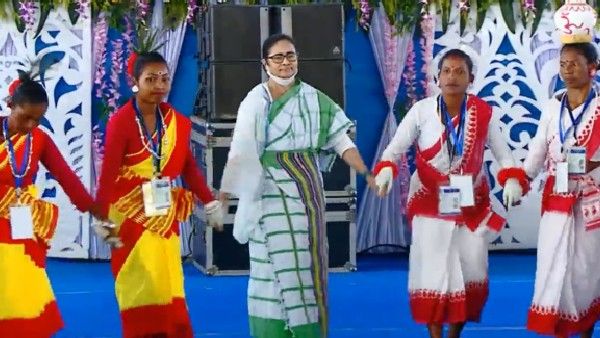 পরনে ট্যাডিশনাল আদিবাসী পোশাক, ধামসা মাদলের তালে নাচ মমতার! এক অনন্য ছবি
