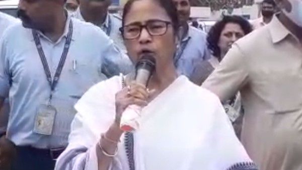 রবীন্দ্রসদনে প্রয়াত সঙ্গীতশিল্পী কেকে-কে গানস্যালুট, তড়িঘড়ি দমদমে ফিরে ঘোষণা মমতার