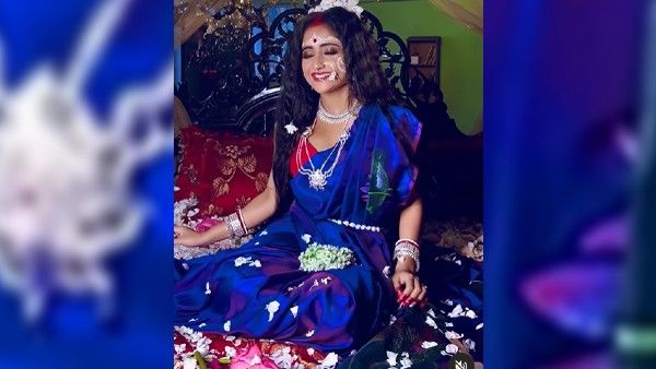 নীলাম্বরী সাজে ধরা দিলেন সৌমিতৃষা, কার জন্যে এমন সাজলেন মিঠাই রানি?