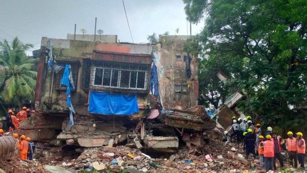 মুম্বইয়ে বহুতল ধসে ১৪ জনের মৃত্যু, ধ্বংসস্তূপের নীচে আটকে অনেকে