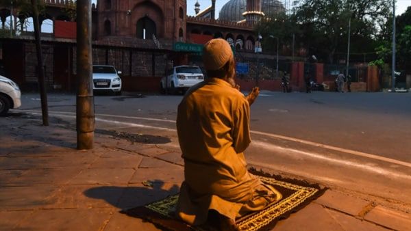 ক্যাম্পাসের লনে নমাজ পড়ায় 'শাস্তি'! আলিগড়ের অধ্যাপককে পাঠানো হল বাধ্যতামূলক ছুটিতে