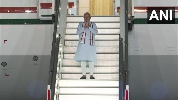 বিদেশ সফর সেরে ফিরলেন মোদী! আবুধাবি বিমানবন্দরে বিশেষ অভ্যর্থনা সংযুক্ত আরব আমীরশাহির প্রেসিডেন্টের