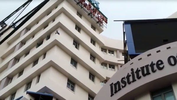 দেড় ঘণ্টার চেষ্টা বিফলে, হাত ফস্কে হাসপাতালের ৮ তলার কার্নিস থেকে নীচে পড়লেন রোগী