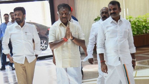 সরকার থেকে প্রতীক, দুই প্রান্তের দুই রাজনৈতিক দল ভুগছে একই সমস্যায়