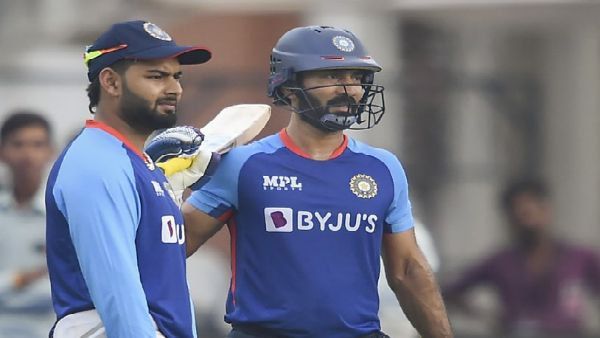 ঋষভ পন্থের অগ্নিপরীক্ষা বেঙ্গালুরুতে! ভারত অধিনায়কের ব্যাটিংয়ের সমালোচনায় গাভাসকর-স্টেইন