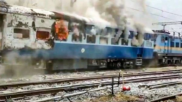 একের পর এক ট্রেন বাতিল, স্টেশনে বাড়ছে ভিড়! বিক্ষোভকারীদের উদ্দেশে বার্তা রেলমন্ত্রীর