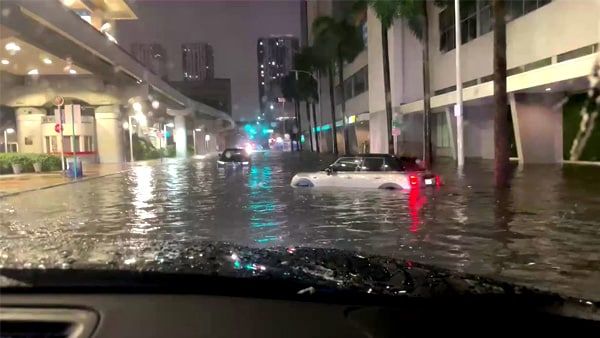 কোমর জলে ডুবে গোটা শহর, ভাসছে গাড়ি! জারি হল সাইক্লোনের সতর্কতা