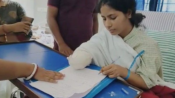 ডান হাত কেটে নিলেও বাম হাতে লেখা শুরু রেণুর, অদম্য জেদই লক্ষ্যে পৌঁছনোর সোপান